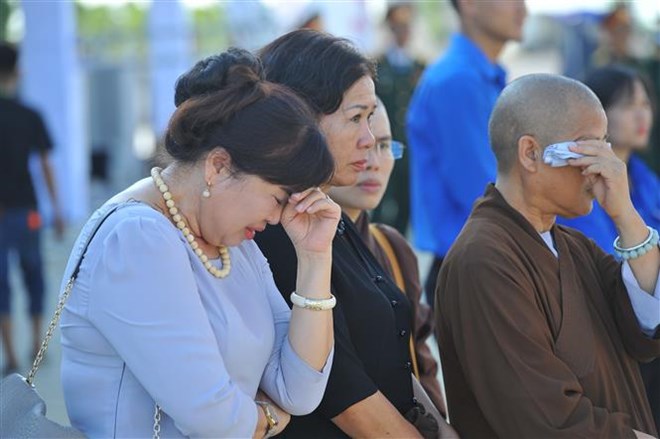 Hình ảnh người dân Ninh Bình xúc động tại lễ tang Chủ tịch nước Trần Đại Quang. Ảnh: Minh Đức - TTXVN