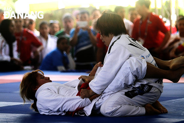 Ju-Jitsu fighter Duong Thi Thanh Minh (sitting) brought home a bronze medal in the women’s Ne-waza Ju-Jitsu 49kg event at ASIAD 2018