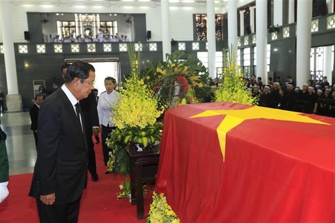 Thủ tướng Chính phủ Hoàng gia Campuchia Samdech Techo Hun Sen viếng Chủ tịch nước Trần Đại Quang. Ảnh: Nhan Sáng - TTXVN