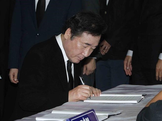 Thủ tướng Hàn Quốc Lee Nak-yeon ghi sổ tang. Ảnh: TTXVN