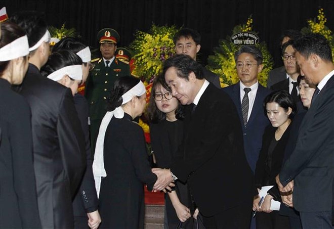 Thủ tướng Hàn Quốc Lee Nak-yeon chia buồn cùng tang quyến Chủ tịch và ghi sổ tang. Ảnh: TTXVN
