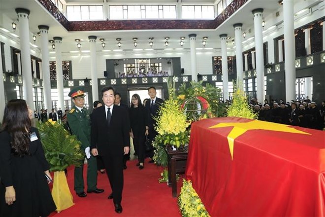 Thủ tướng Hàn Quốc Lee Nak-yeon viếng Chủ tịch nước Trần Đại Quang, chia buồn cùng tang quyến Chủ tịch và ghi sổ tang. Ảnh: TTXVN