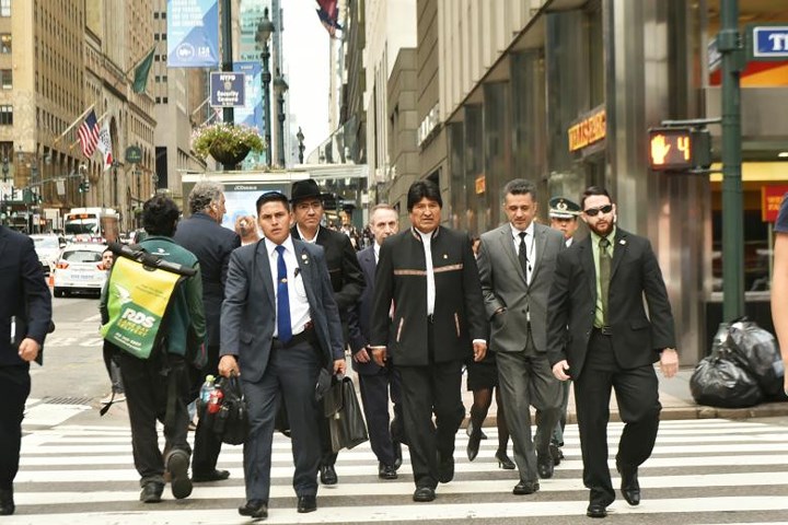 Tổng thống Bolivia Evo Morales (giữa) đi bộ trên đường phố New York khi ông tới dự kỳ họp Đại Hội đồng Liên Hợp Quốc.