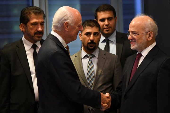   Ngoại trưởng Iraq Ibrahim al-Jaafari (phải) bắt tay Đặc phái viên Liên Hợp Quốc về Syria Staffan de Mistura. 