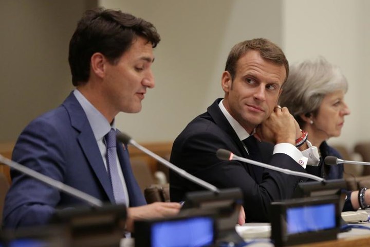 Tổng thống Pháp Emmanuel Macron ngồi giữa Thủ tướng Canada Justin Trudeau và Thủ tướng Anh Theresa May tại Diễn đàn Giáo dục nữ giới bên lề kỳ họp Đại Hội đồng Liên Hợp Quốc.