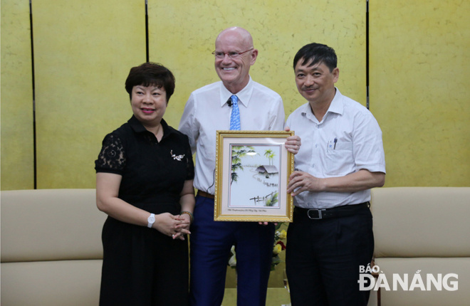 Vice Chairman Dung (right) and Mr Erich Lejeune (centre)