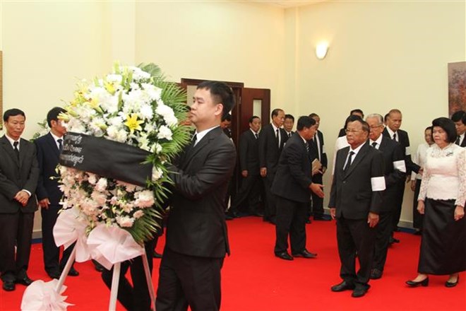 Đoàn đại diện Đảng Nhân Dân Campuchia (CPP) cầm quyền, do Chủ tịch danh dự CPP, Chủ tịch Quốc hội Samdech Heng Samrin dẫn đầu đến viếng và ghi sổ tang. Ảnh: Minh Hưng – Chanh Đa P/v TTXVN tại Campuchia
