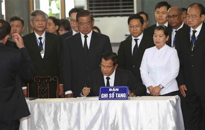 Thủ tướng Chính phủ Hoàng gia Campuchia Samdech Hun Sen tới viếng Chủ tịch nước Trần Đại Quang, chia buồn cùng tang quyến và ghi sổ tang. Ảnh: TTXVN