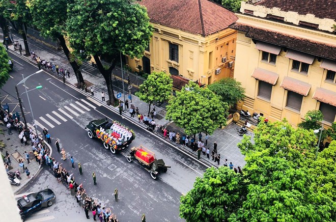 Đoàn xe chở linh cữu Chủ tịch nước Trần Đại Quang đi qua đường phố Hà Nội. (Nguồn: Vietnam+)