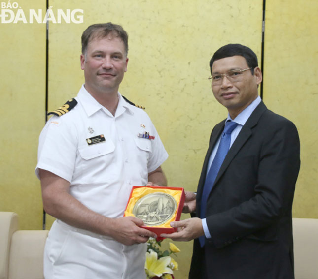 Lt Col Blair Saltel (left) and Vice Chairman Minh