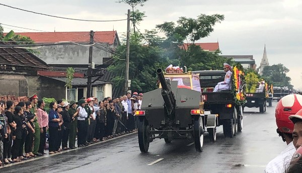 Đoàn xe tang về đến huyện Kim Sơn.