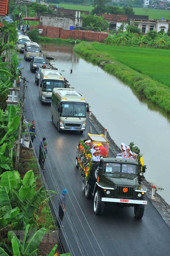 Đoàn xe đưa linh cữu Chủ tịch nước Trần Đại Quang về quê hương Kim Sơn, Ninh Bình. (Ảnh: TTXVN)