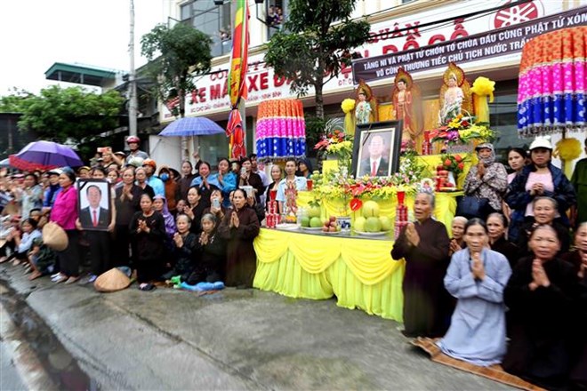 Nhiều người dân Ninh Bình đội mưa đón đoàn xe tang chở linh cữu Chủ tịch nước Trần Đại Quang về với quê hương