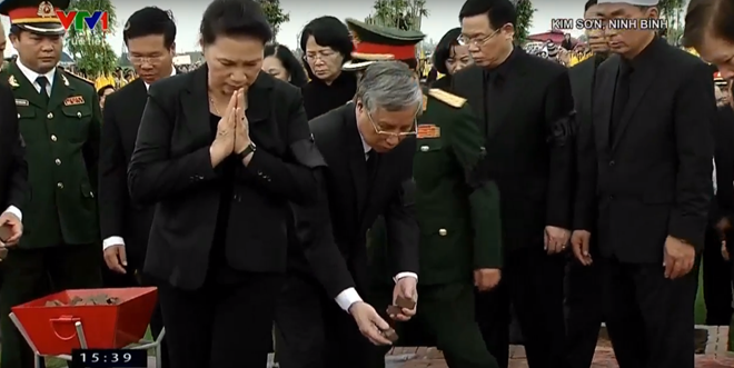 Các đồng chí lãnh đạo và nguyên lãnh đạo nước thả những nắm đất đầu tiên xuống mộ Chủ tịch nước Trần Đại Quang