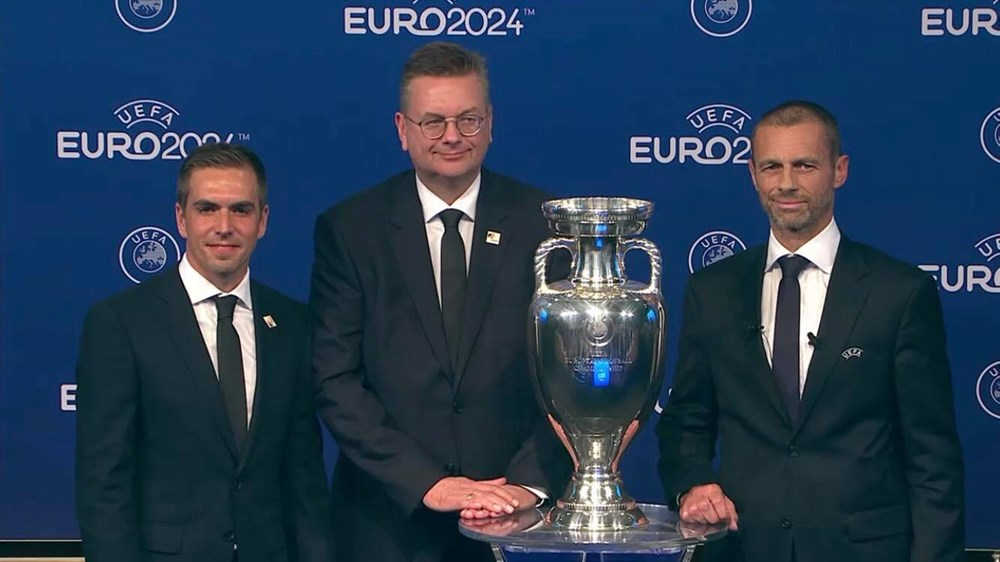 Lahm và Chủ tịch DFB Reinhard Grindel tại buổi lễ công bố Đức giành quyền đăng cai EURO 2024.