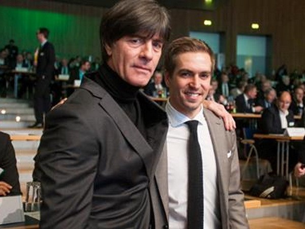 Huấn luyện viên trưởng đội tuyển Đức Joachim Loew và cựu thủ quân Đức vô địch thế giới 2014 P.Lahm tại lễ công bố diễn ra chiều 27/9 tại trụ sở của UEFA (Nguồn: DFB.de)