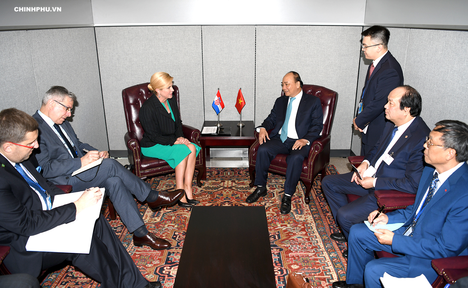 Thủ tướng Nguyễn Xuân Phúc trao đổi với Tổng thống Croatia Kolinda Grabar-Kitarovic - Ảnh: VGP