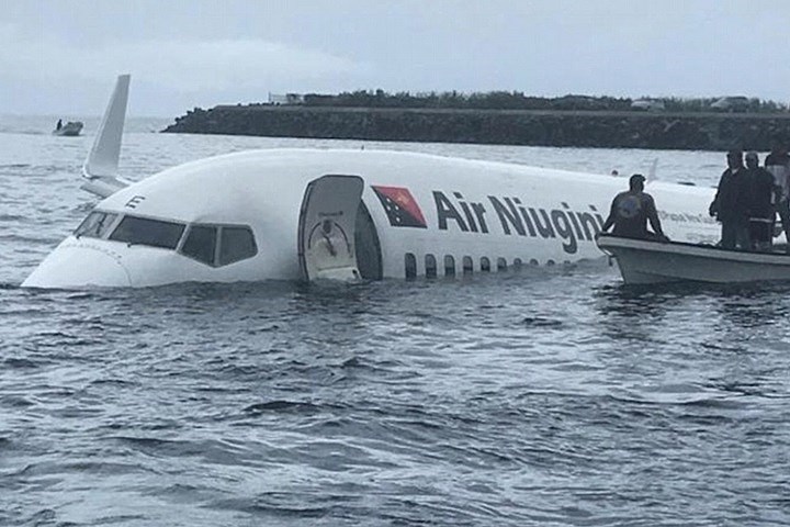 Chiếc máy bay Boeing 737 của hãng hàng không Air Niugini bị rơi xuống Thái Bình Dương sau khi bay vượt quá đường băng Micronesia 150m lúc hạ cánh.