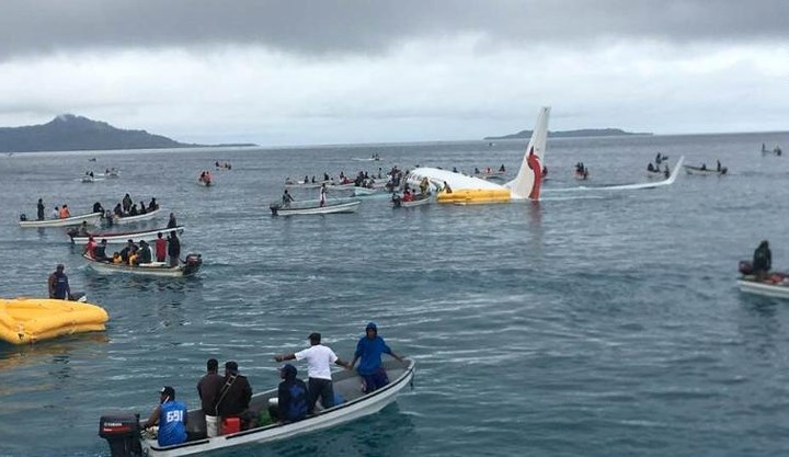 Khi thấy máy bay gặp nạn, người dân địa phương đã dùng thuyền tiếp cận hiện trường để cứu các nạn nhân.