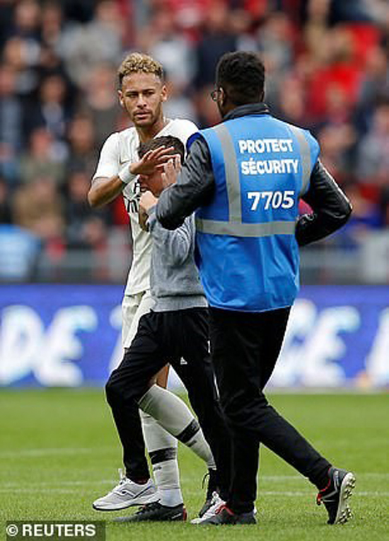 Neymar ngăn an ninh để anh trực tiếp đưa cậu bé rời sân.