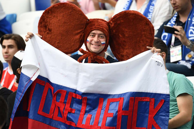 Người hâm mộ bóng đá cải trang thành Cheburashka tại World Cup 2018 ở Nga. 