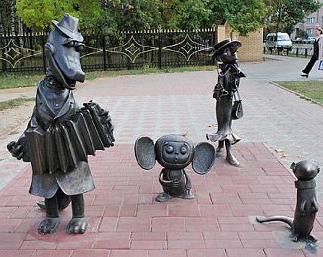 Tượng Cheburashka và các nhân vật trong phim tại Ramenskoye, Moscow Oblast, Nga.