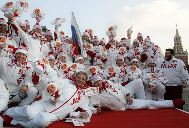 Các thành viên Olympics Mùa đông của Nga ôm Cheburashka. 