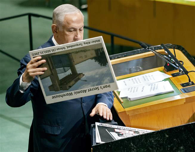 Thủ tướng Israel Benjamin Netanyahu công bố hình ảnh cho thấy Iran đang giấu một cơ sở hạt nhân ở thủ đô Tehran. 						               Ảnh: AP