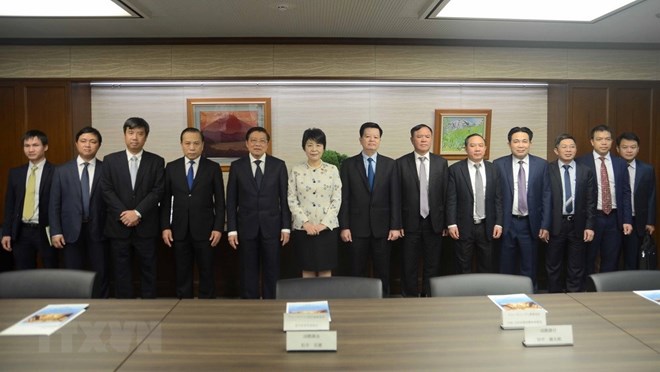 A delegation of the Communist Party of Viet Nam (CPV) led by Phan Dinh Trac, Secretary of the CPV Central Committee and Head of its Commission for Internal Affairs (fifth, from left) in a group photo with Minister of Justice Yoko Kamikawa (next to Trac)