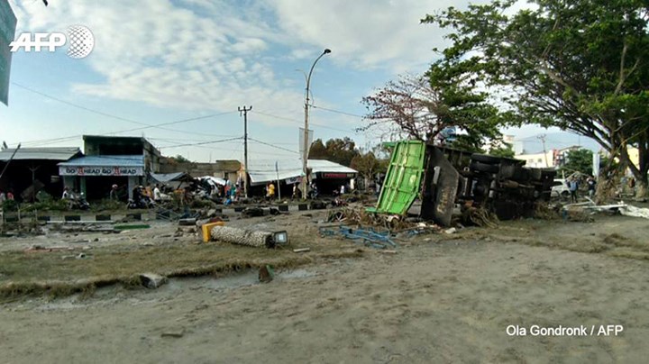 Nhiều nhà cửa và công trình bị thiệt hại sau trận động đất. Ảnh: AFP