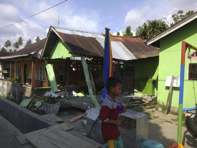 Một ngôi nhà bị hư hỏng nặng sau trận động đất. Ảnh: AP