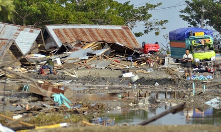 Cơ quan địa chất Indonesia xác nhận trận động đất xảy ra ngày 28/9 tại Sulawesi, Indonesia đã gây ra sóng thần. Trong ảnh, ,một người đàn ông đang đứng giữa đống đổ nát sau cơn sóng thần ở Palu. Ảnh: AO