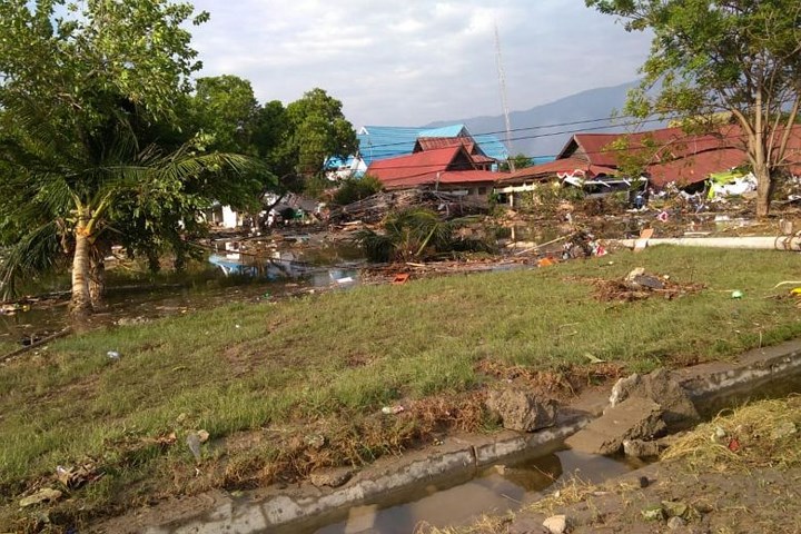 Cơn sóng thần cao đến 2 m đã ập vào khu vực Palu sau động đất. Nhiều nhà cửa bị phá hủy sau cơn sóng thần. Ảnh: AFP