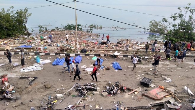 Hiện trường ngổn ngang, đổ nát sau khi sóng thần ập vào Palu, đảo Sulawesi, Indonesia ngày 29/8/2018. (Ảnh: AFP/TTXVN)