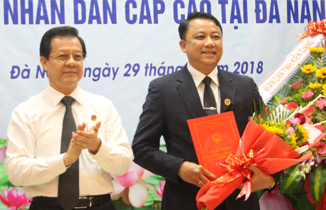 Phó Chánh án TAND Tối cao Lê Hồng Quang trao quyết định bổ nhiệm Phó Chánh án TAND Cấp cao tại Đà Nẵng cho ông Lại Văn Trình (bên phải)