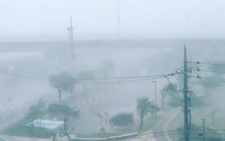 Mưa trắng trời do ảnh hưởng của bão Trami trên đảo Okinawa, miền Nam Nhật Bản. Ảnh: Reuters