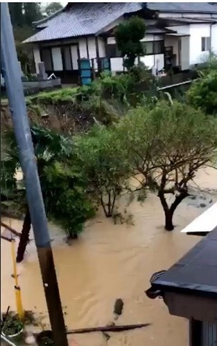 Thành phố Miyazaki, tỉnh Miyazaki của Nhật Bản hứng chịu mưa lớn vì bão Trami. Ảnh: Reuters