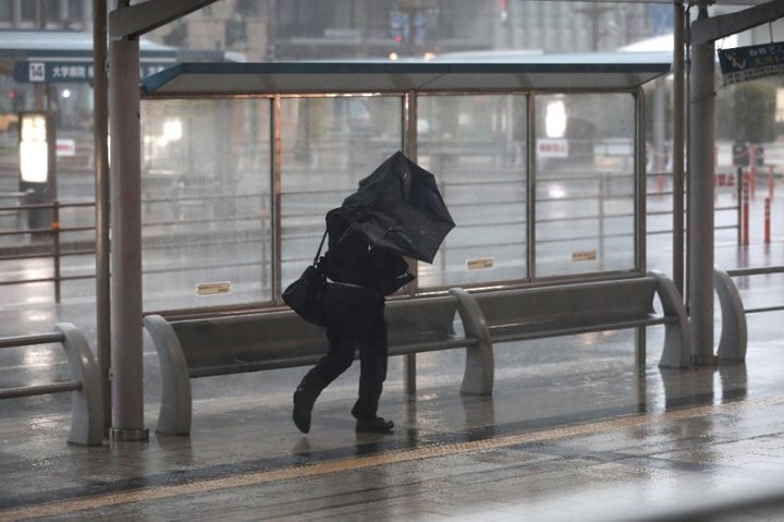 Cơ quan khí tượng Nhật Bản cảnh báo bão Trami sẽ mang theo gió mạnh kỷ lục tấn công nước này. Ảnh: AFP
