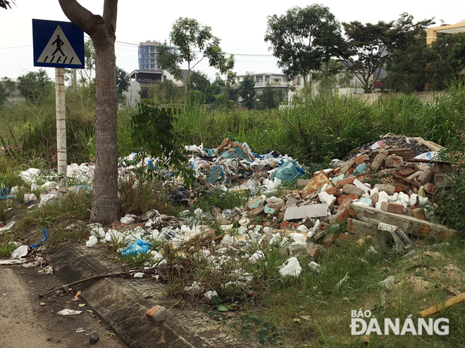 Đường Nguyễn Quốc Trị đầy rác