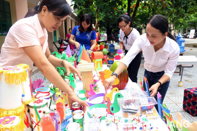 Các cô giáo Trường mầm non Rạng Đông đang sắp xếp gian hàng trưng bày vật dụng tái chế.