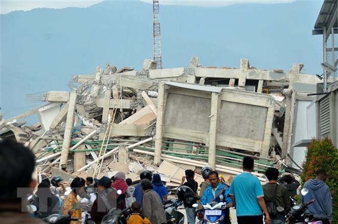 A collapsed building after an earthquake and tsunami hit Sulawesi, Indonesia, on September 28. (Photo: AFP/VNA)