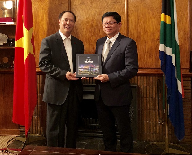 Deputy Secretary Tri (right) and Vietnamese Ambassador to South Africa Vu Van Dung