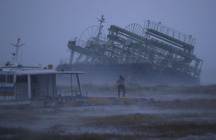 Trước khi đổ bộ vào đất liền, cơn bão này đã quần thảo khu vực đảo Okinawa. Trong ảnh là một chiếc thuyền bị bão thổi lên bờ tại đảo Okinawa. Ảnh: Reuters. 