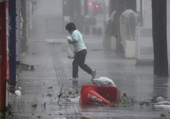   Tại Okinawa và Kagoshima, hơn 300.000 hộ dân bị mất điện do bão. Ảnh: Kyodo.