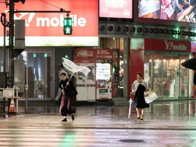 Thủ đô Tokyo bị ảnh hưởng bởi mưa lớn và gió mạnh. Ảnh: Express Tribune. 