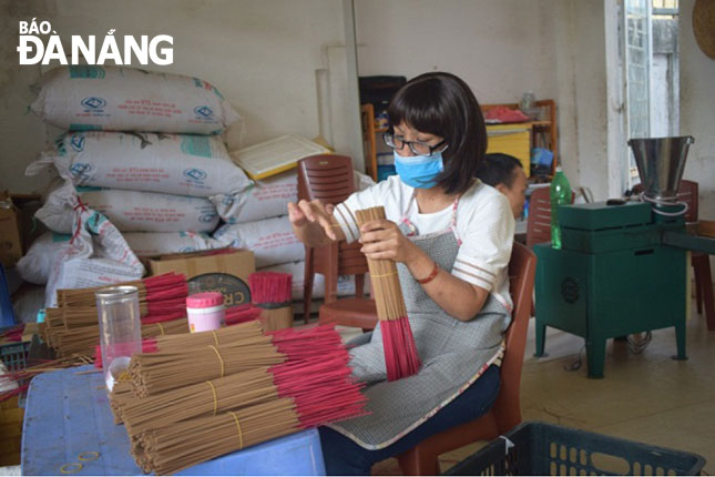 Nạn nhân chất độc da cam làm việc tại cơ sở sản xuất hương thuộc Trung tâm Bảo trợ nạn nhân chất độc da cam thành phố.