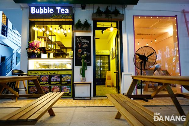 A store selling milk tea and street food