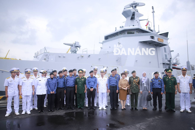 Representatives from the 2 countries posing a group photo with the ship’s crew members