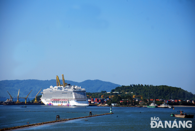 Cảng Tiên Sa là nơi các tàu du lịch lớn cập cảng để đưa khách du lịch đường biển đến Đà Nẵng.  Ảnh: N.THÀNH
