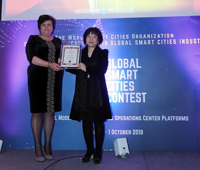 President of the jury Sarolta Besenyei (L) presents the award to Chairwoman and General Director of the AIC Group Nguyen Thi Thanh Nhan (Photo: VNA)
